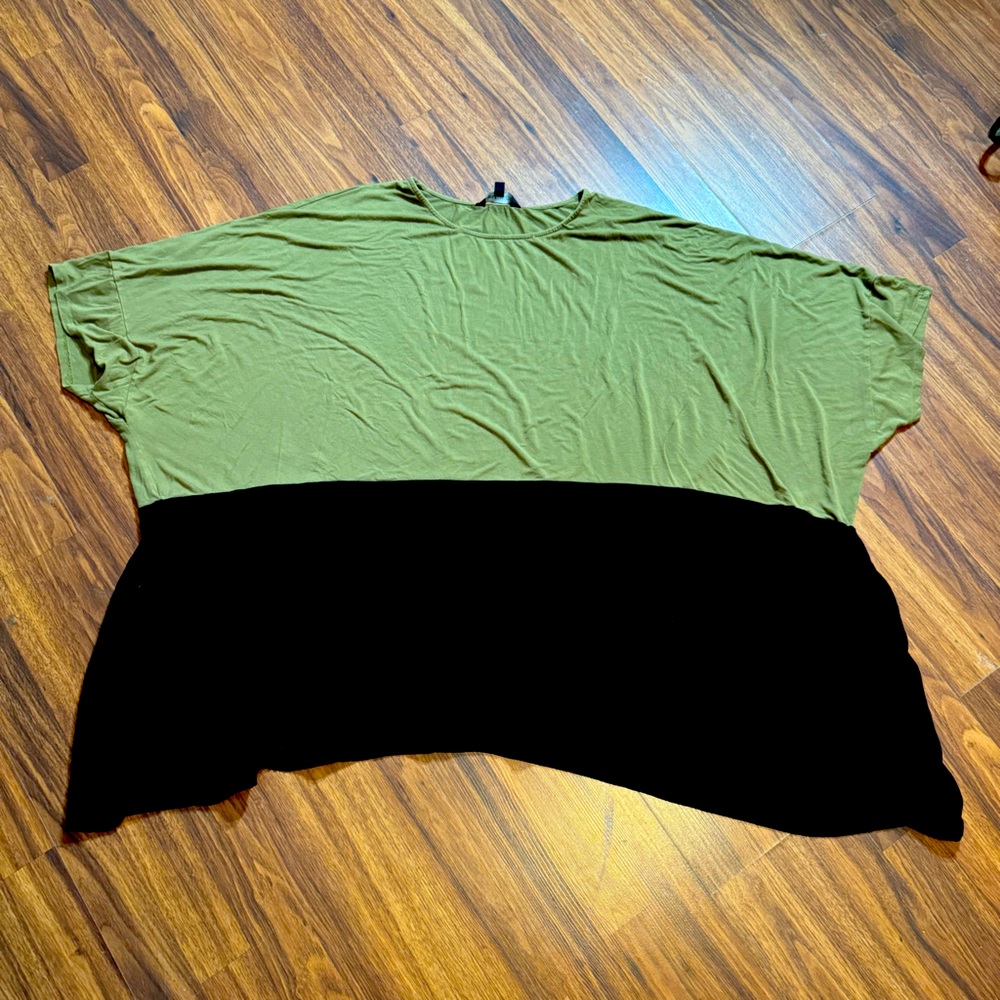 Capsule Green and Black Two Tone Flowing Blouse Size 28